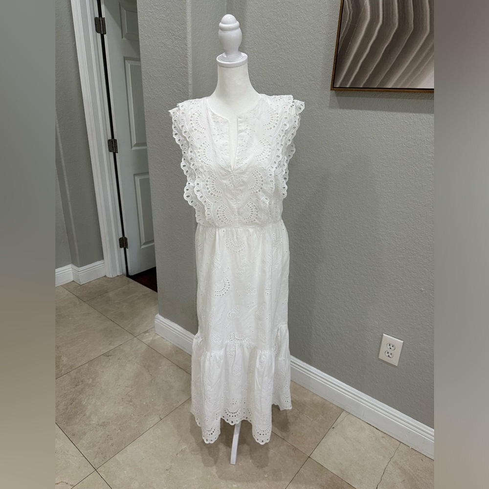 Vineyard Vines Beautiful White Sea shell embroidered Dress.